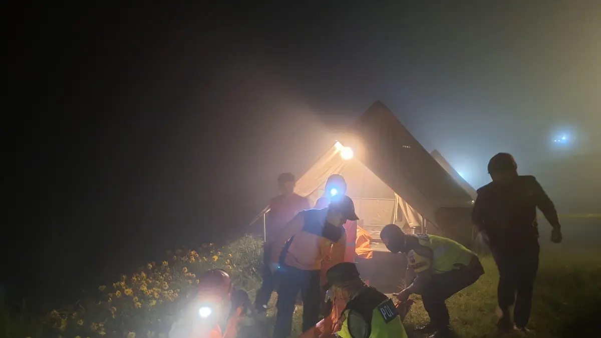 Petugas kepolisian saat melakukan olah TKP di lokasi meninggalnya wisatawan sekeluarga di Temanggung. (Dokumentasi Polres Temanggung)