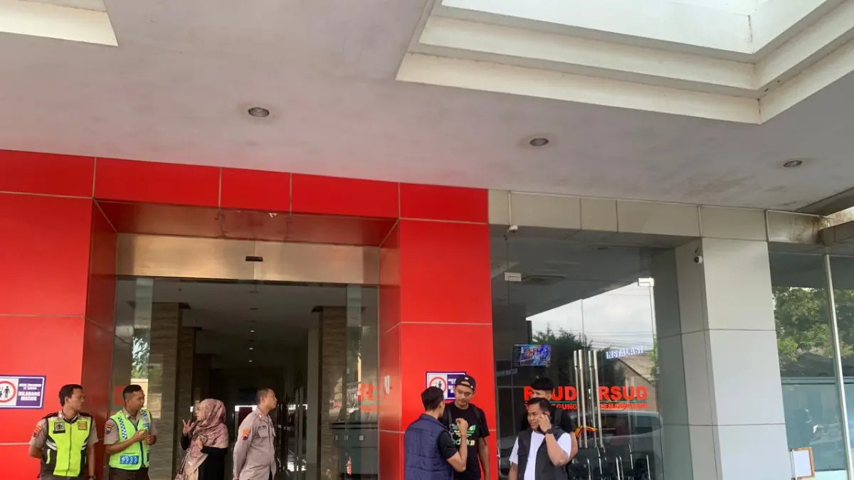 Polisi saat berada di RSUD Temanggung menunggu hasil pemeriksaan forensik terhadap empat jenazah wisatawan, Kamis (28/5). DEVI KHOFIFATUR RIZQI/ JAWA POS RADAR SEMARANG