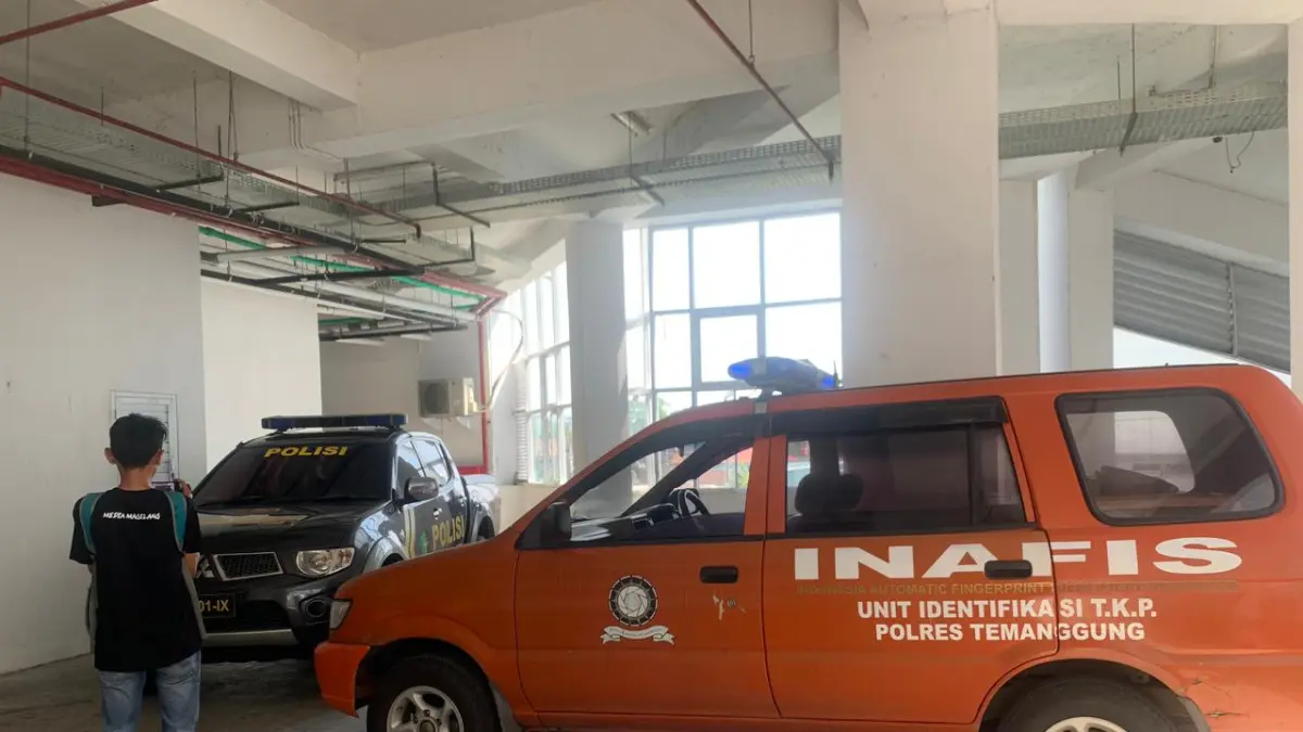 Polisi saat berada di RSUD Temanggung menunggu hasil pemeriksaan forensik terhadap empat jenazah wisatawan, Kamis (28/5). DEVI KHOFIFATUR RIZQI/ JAWA POS RADAR SEMARANG