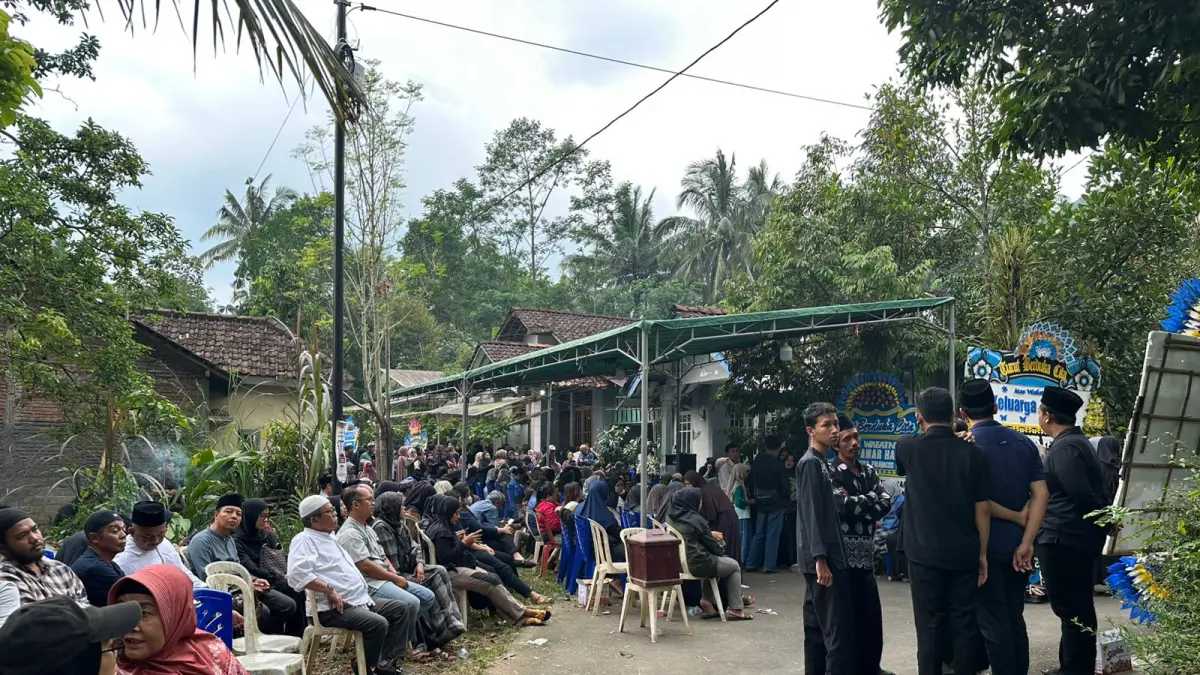 Suasana rumah duka 4 orang sekeluarga yang tewas di Posong. (Maria Novena/Jawa Pos Radar Semarang)