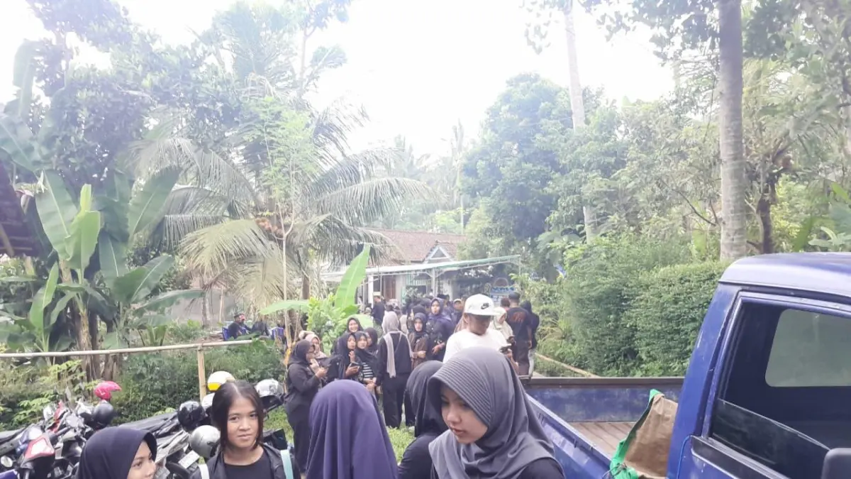 Suasana rumah duka yang dipadati teman korban, keluarga hingga warga sekitar satu keluarga meninggal di tempat wisata Temanggung di Dusun Bendosari, Desa Kebumen, Kecamatan Banyubiru, Kabupaten Semarang, Kamis (28/5). (Maria Novena/Jawa Pos Radar Semarang)