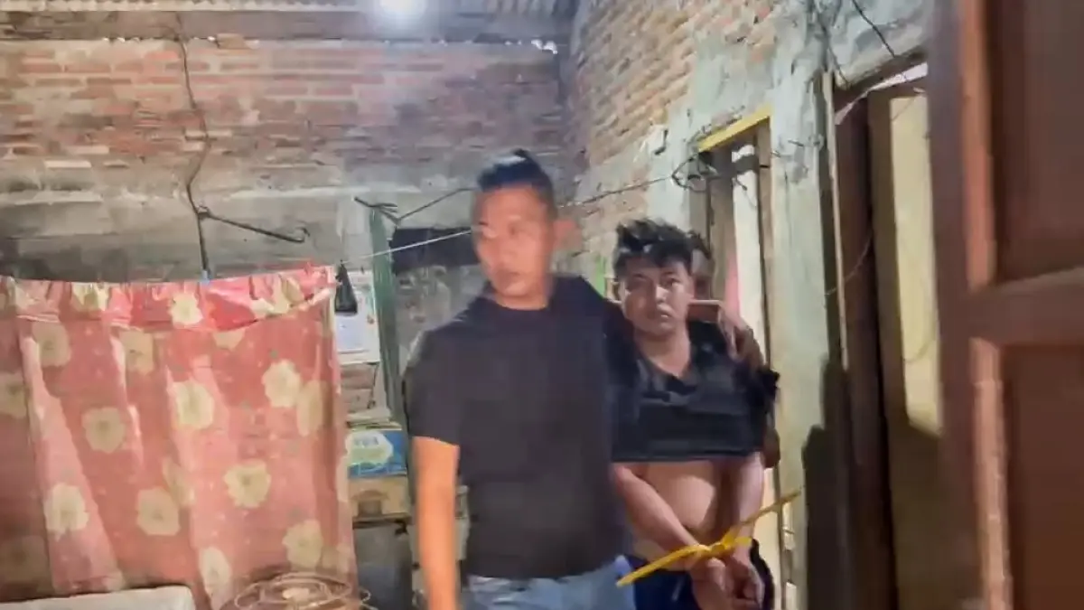 Tampang tersangka Ari Purnomo, 23, dengan tangan diikat, yang merupakan warga Sriwulan Sayung Kabupaten Demak, 