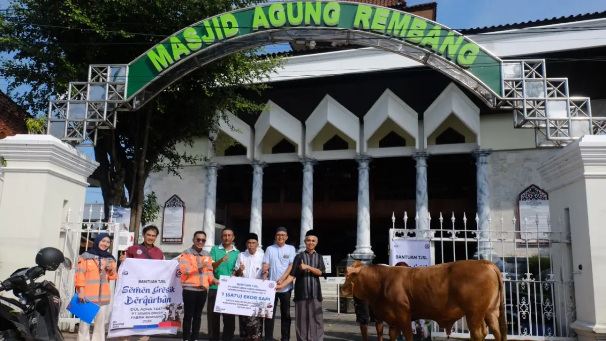 PT Semen Gresik pabrik Rembang menyalurkan 12 ekor sapi dan 4 ekor kambing kepada masyarakat di Kabupaten Rembang dan Blora yakni ke Pondok Pesantren, pengurus Masjid Agung Rembang, mitra media, serta pemerintah desa di sekitar area perusahaan (25-26/5).