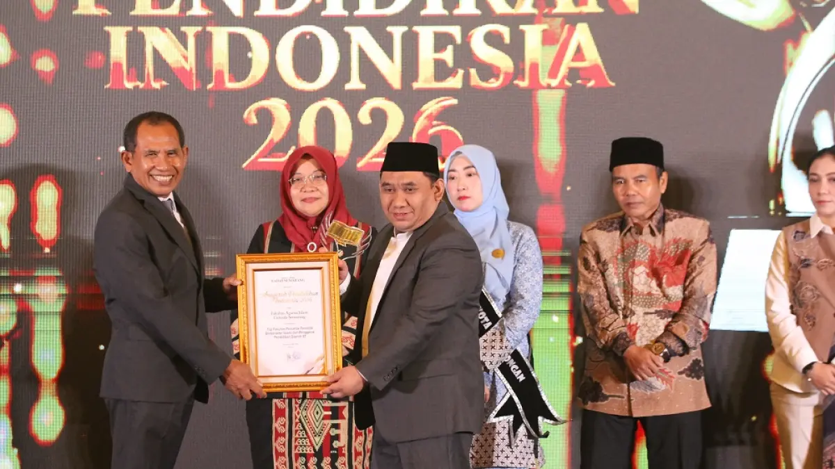 Dekan FAI Unissula Dr Agus Irfan SHI MPI menerima Anugerah Pendidikan Indonesia 2026 dari Direktur Jawa Pos Radar Semarang H. Baehaqi.&nbsp; (BASKORO SEPTIADI/JAWA POS RADAR SEMARANG)