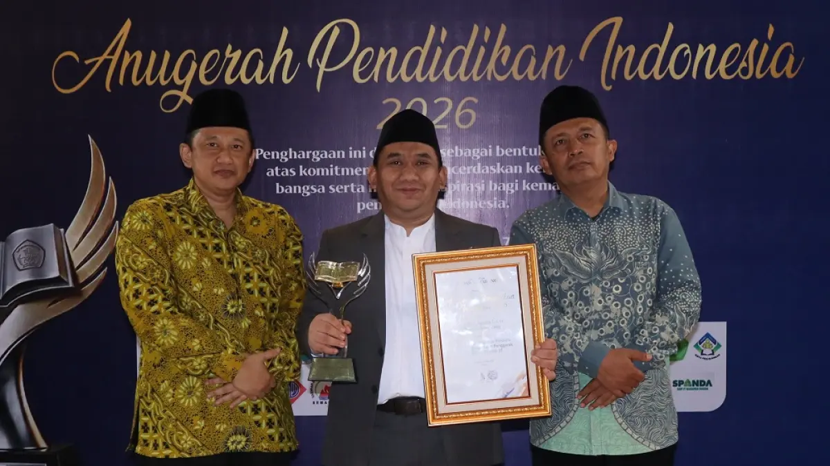Dekan FAI Unissula Dr Agus Irfan SHI MPI (tengah) didampingi Wakil Dekan I Dr Choeroni SHI MAg MPdI dan Wakil Dekan II Dr Samsudin SAg MAg usai menerima Anugerah Pendidikan Indonesia 2026. (LUTFI HANAFI/JAWA POS RADAR SEMARANG)&nbsp;