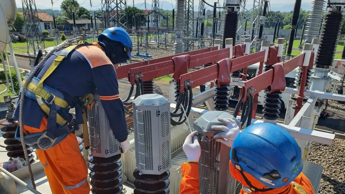 JAGA KEANDALAN LISTRIK : PT PLN (Persero) Unit Pelaksana Transmisi (UPT) Salatiga terus mengintensifkan langkah-langkah preventif guna memastikan keandalan pasokan listrik. 