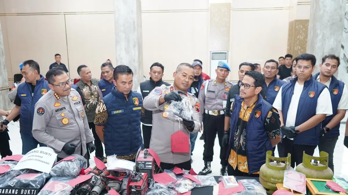 Kepolisian menunjukan barang bukti alat sarana pelaku kejahatan di Jateng 