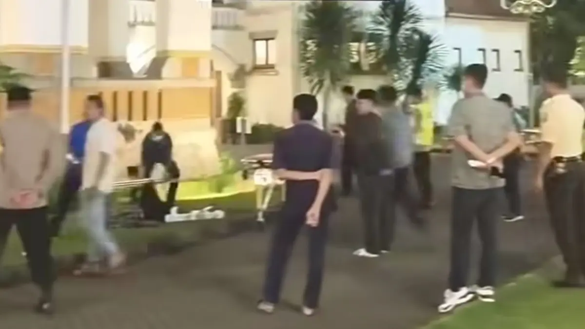 Kondisi kerumunan pengunjung di Lawang Sewu Kota Semarang dalam peristiwa orang terjatuh dari lantai dua Kamis (29/5/2026)