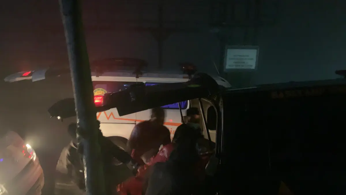 Korban saat dievakuasi dari lokasi glamping. (DEVI KHOFIFATUR RIZQI/ JAWA POS RADAR SEMARANG)