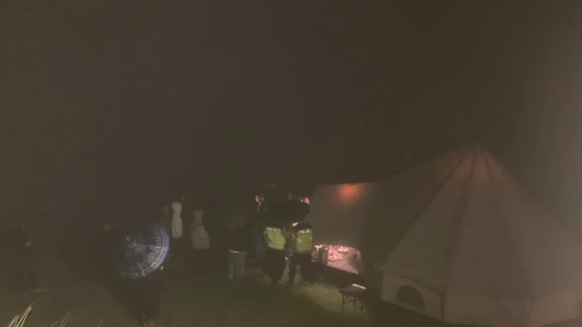 Korban saat dievakuasi dari lokasi glamping. (DEVI KHOFIFATUR RIZQI/ JAWA POS RADAR SEMARANG)