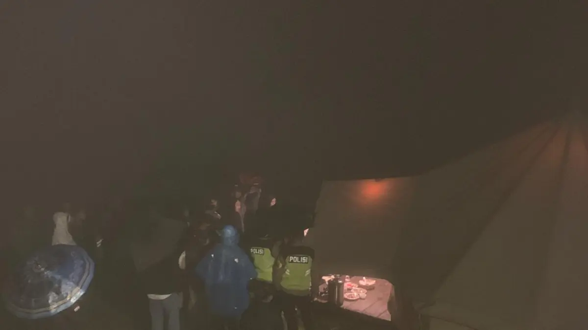 Korban saat dievakuasi dari lokasi glamping. (DEVI KHOFIFATUR RIZQI/ JAWA POS RADAR SEMARANG)