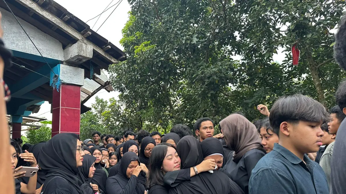 Suasana rumah duka yang dipadati teman korban, keluarga hingga warga sekitar satu keluarga meninggal di tempat wisata Temanggung di Dusun Bendosari Kabupaten Semarang, Kamis (28/5). (Maria Novena/Jawa Pos Radar Semarang)