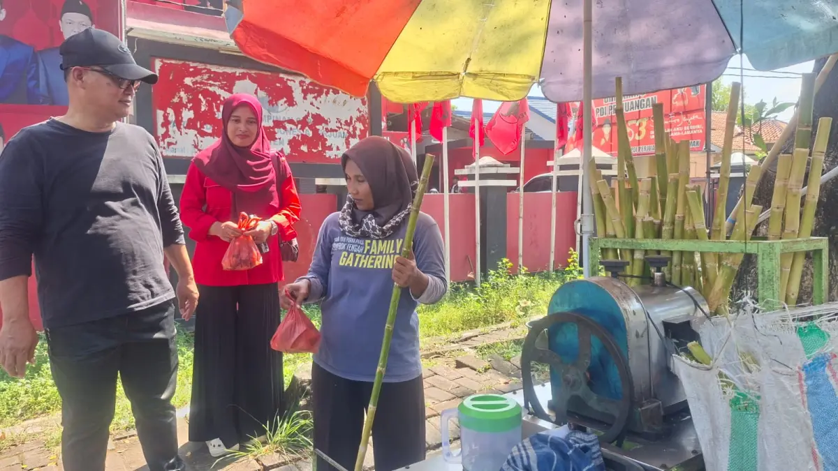 Ketua DPC PDIP Demak H Fahrudin Bisri Slamet membagikan daging kurban ke pedagang kaki lima.(Wahibpribadi)