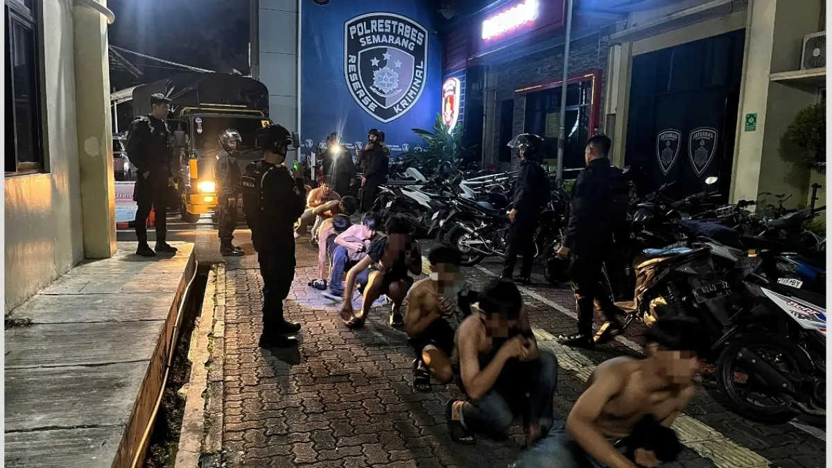 Gerombolan remaja yang diamankan petugas gabungan dalam razia Kamtibmas di Kota Semarang Minggu (31/5/2026)