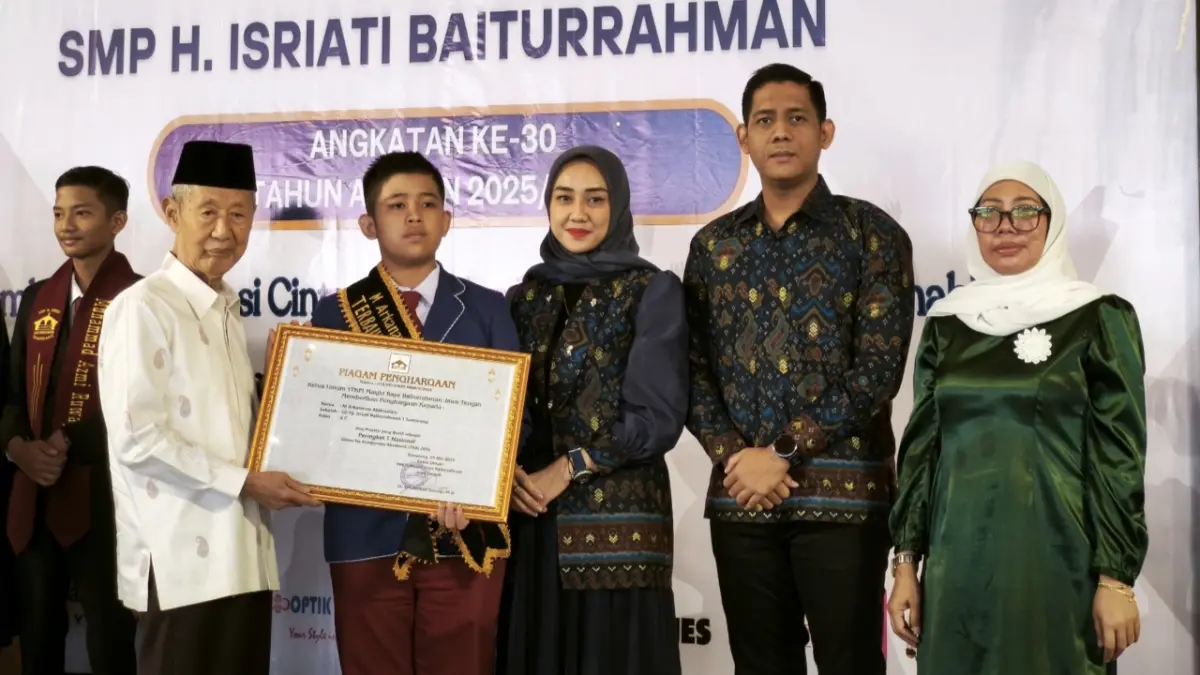 Ketua Umum YPKPI Masjid Raya Baiturrahman Jawa Tengah, KH Ahmad Darodji memberikan penghargaan pada Arkananta Abdusalam, siswa SD Hj Isriati Baiturrahman 1 peraih nilai TKA tertinggi nasional, Minggu (31/5/2026).