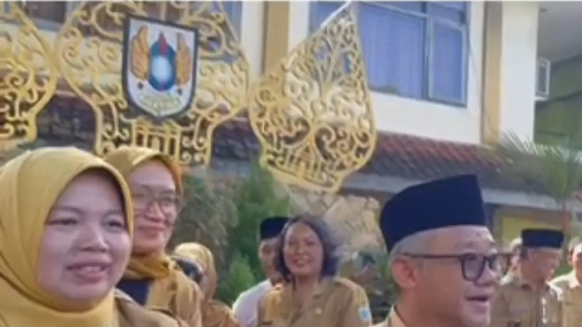 Plt Kadisdik Mudjiati mendampingi Mendikdasmen saat meninjau TKA
