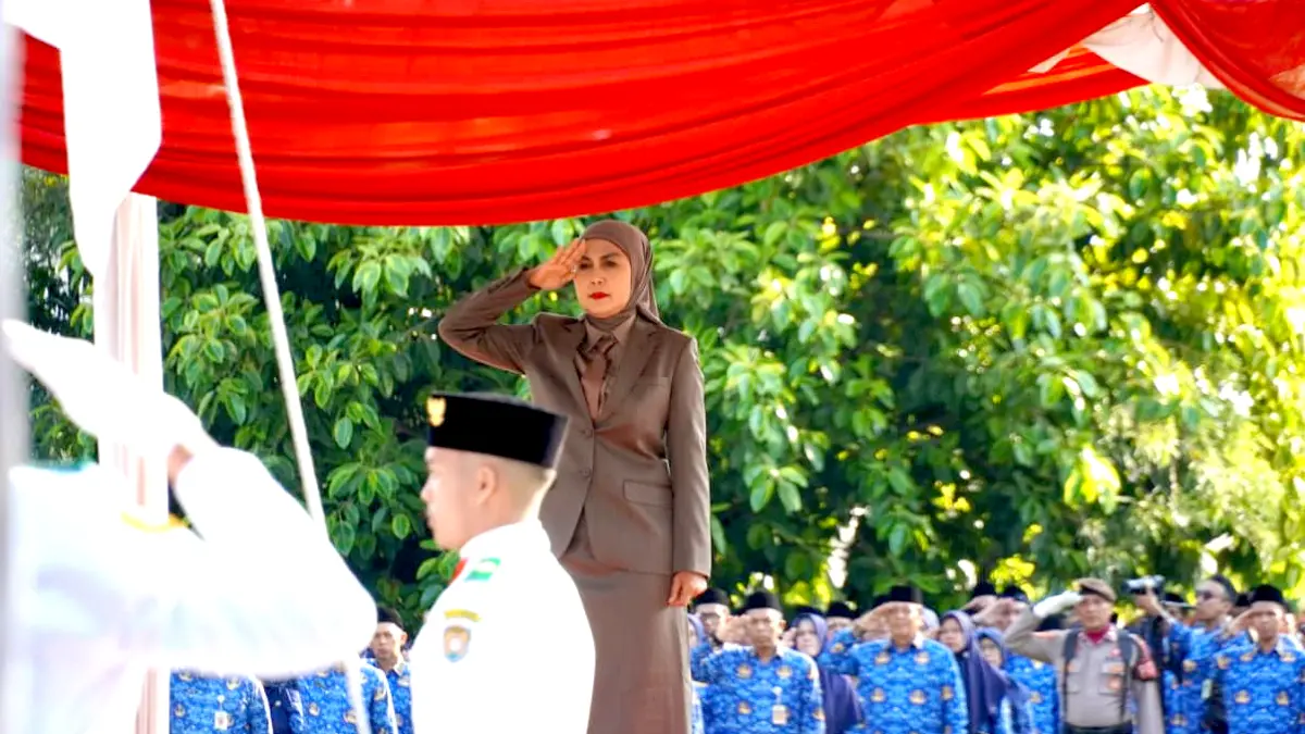 HORMAT BENDERA: Bupati Kendal Dyah Kartika Permanasari saat menjadi inspektur Upacara Peringatan Hari Lahir Pancasila Tahun 2026 di Alun-Alun Kendal, Senin (1/6/2026). (BUDI SETIYAWAN/RADARSEMARANG.ID)