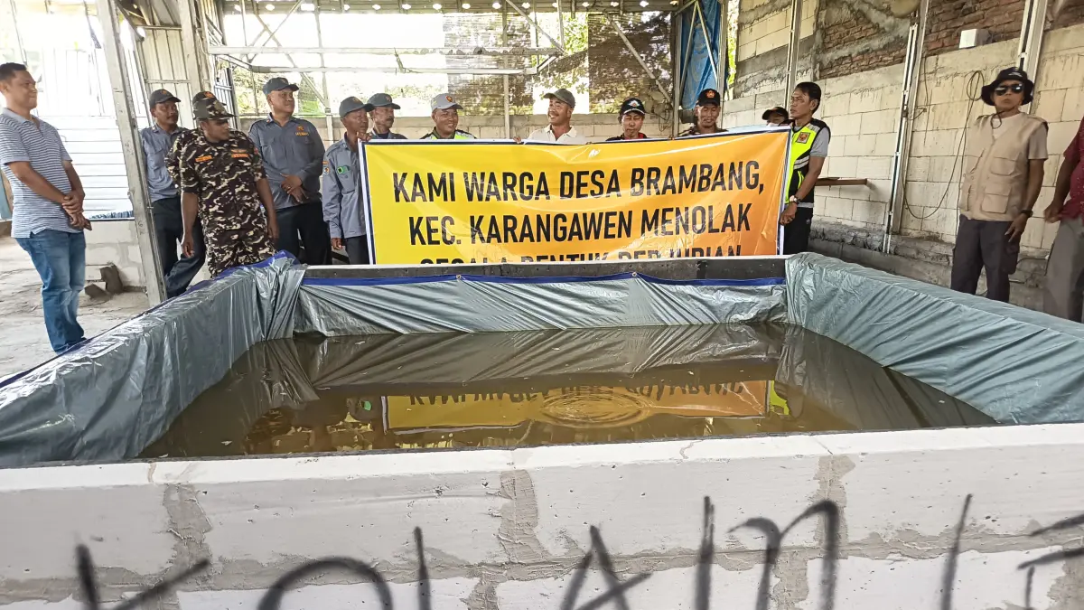 Warga Desa Brambang Kecamatan Karamgawen saat grebeg lokasi sabung ayam. (Wahibpribadi)