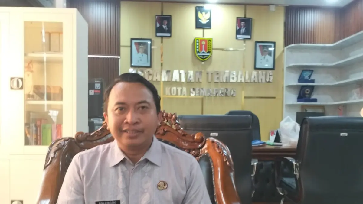 Camat Tembalang, Eko Agus Padang Haryanto saat ditemui di ruangannya, Selasa (2/6) siang. (FIGUR RONGGO WASSALIM)