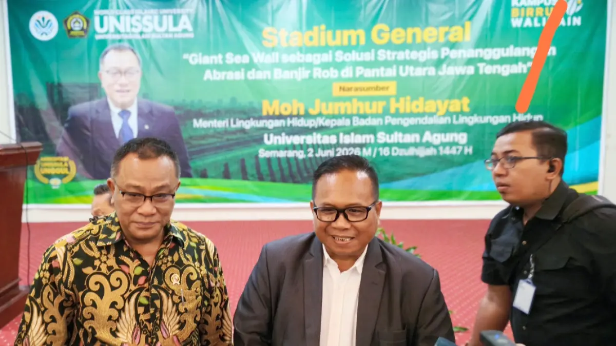 Menteri Lingkungan Hidup (LH) Moh Jumhur Hidayat dan Rektor Unissula Prof Gunarto dalam Stadium General "Giant Sea Wall sebagai Solusi Strategis Penanggulangan Abrasi dan Banjir Rob di Pantai Utara Jawa Tengah", Selasa (2/6/2026).