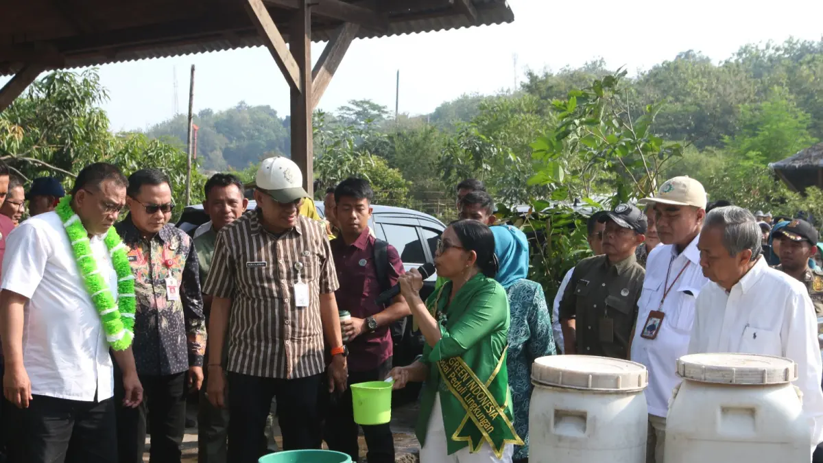 Menteri Lingkungan Hidup (LH) RI Mohammad Jumhur Hidayat melakukan kunjungan kerja di Bulusan Edupark, Selasa (2/6).
