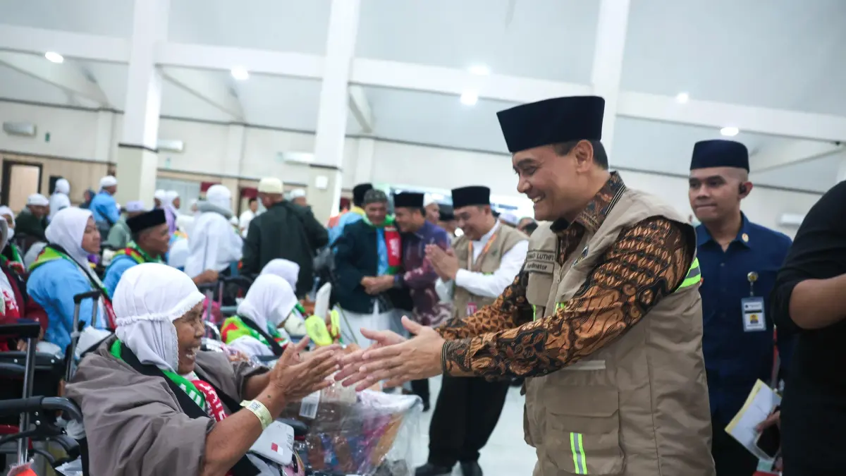 kedatangan rombongan jemaah haji haji Kloter 1 Embarkasi Solo (SOC 1) disambut oleh Gubernur Jawa Tengah, Ahmad Luthfi, bersama Sekretaris Daerah Sumarno, Bupati Tegal Ischak Maulana Rohman, Ketua MUI Jawa Tengah Ahmad Darodji, serta Ketua Panitia Penyelenggara Ibadah Haji (PPIH) Embarkasi Solo, Fitriyanto, Rabu (03/06/2026)