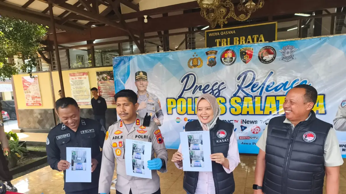 Kapolres dan Kasat Narkoba menunjukkan barang bukti yang tengah di uji lab