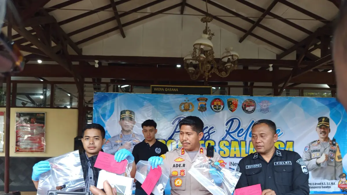 Kapolres menunjukkan barang bukti yang digunakan pelaku