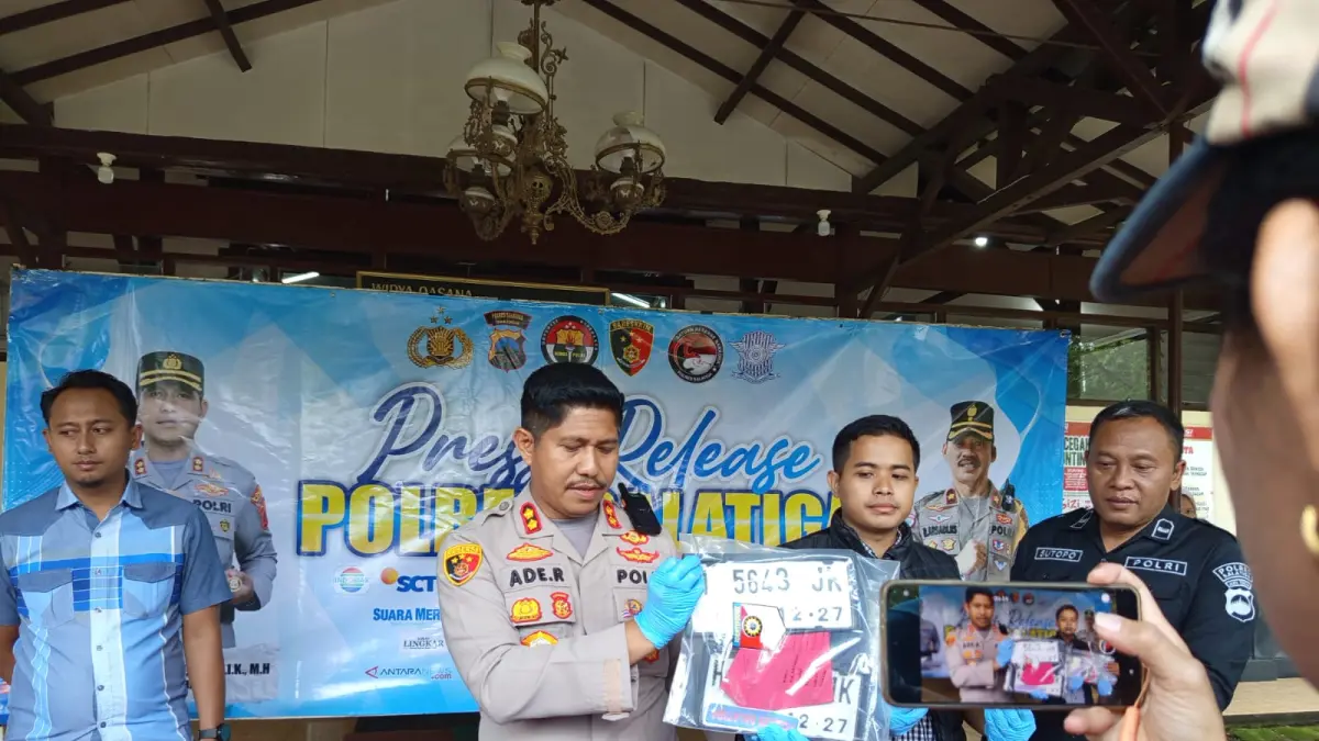 Kapolres Salatiga menunjukkan plat motor asli milik korban.