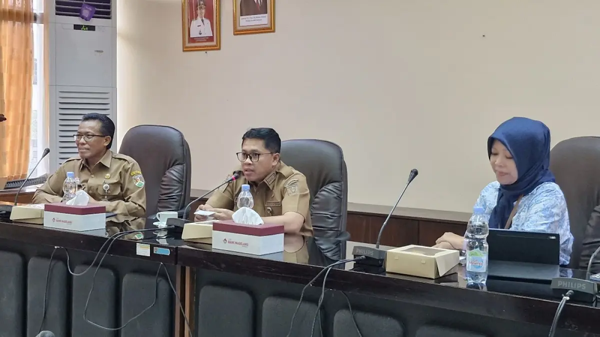 Kepala BPJS Kesehatan Cabang Magelang Maya Susanti (kiri), Wali Kota Magelang Damar Prasetyono (tengah), Pj Sekda Kota Magelang Larsita dalam forum komunikasi implementasi program JKN. (PUPUT PUSPITASARI/JAWA POS RADAR SEMARANG)