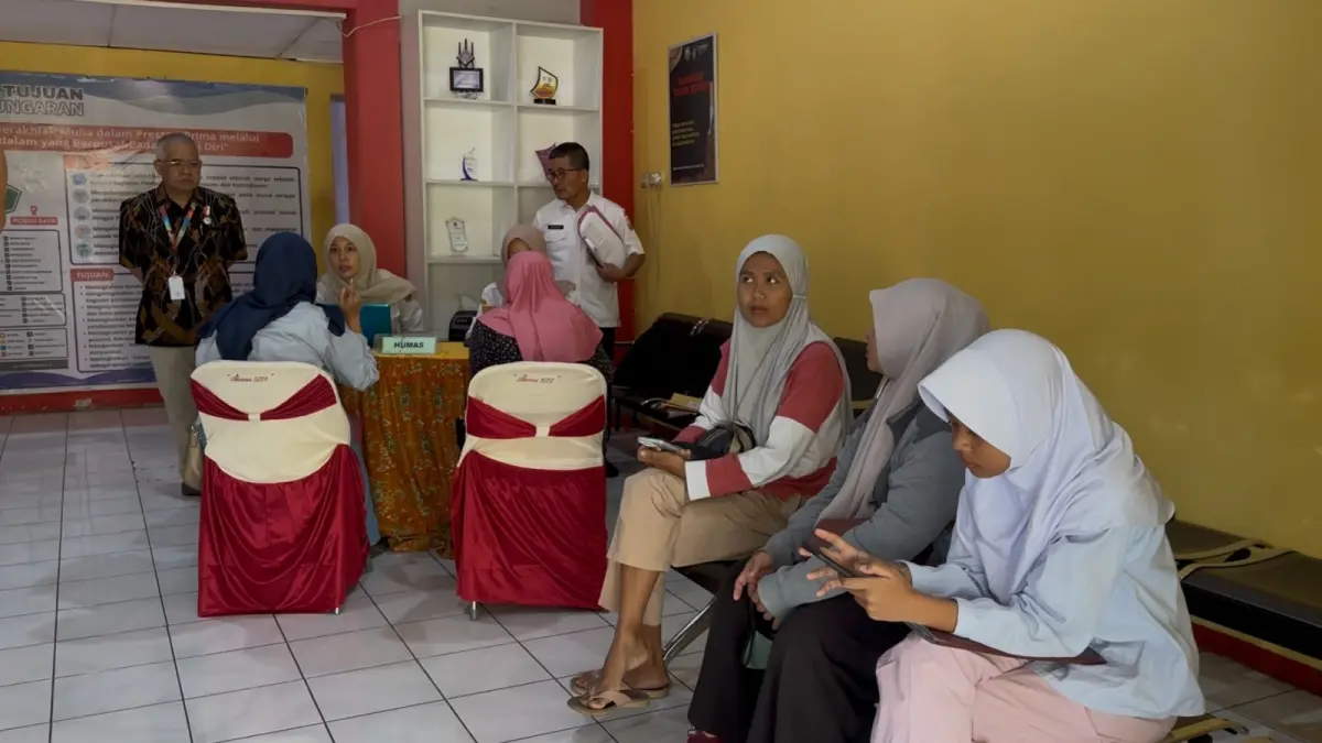 Ketua Dewan Pendidikan Kabupaten Semarang Joko Sriyono lakukan monitoring SPMB di SMP 3 Ungaran.