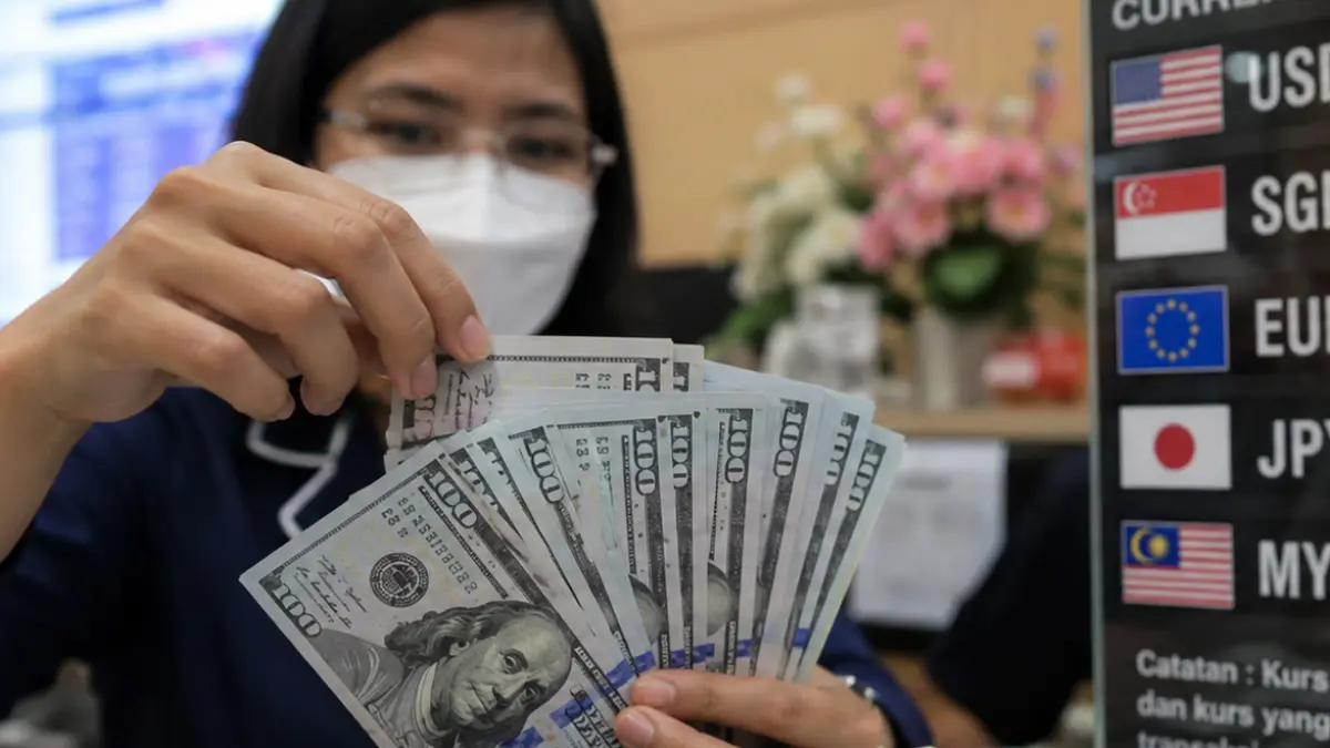 Rupiah dan IHSG kompak melemah di tengah tekanan pasar global. Cek update kurs dollar AS terbaru di bank nasional serta penjelasan dampaknya bagi masyarakat.