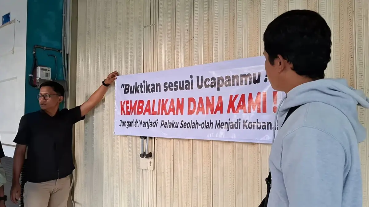 Sejumlah calon jamaah yang gagal berangkat umroh mendatangi kantor biro perjalanan Carmilla Salim Mubarok di Jalan Pahlawan, Desa Giyanti, Kecamatan Temanggung, Rabu (3/6/2026) sore. DEVI KHOFIFATUR RIZQI/ JAWA POS RADAR SEMARANG