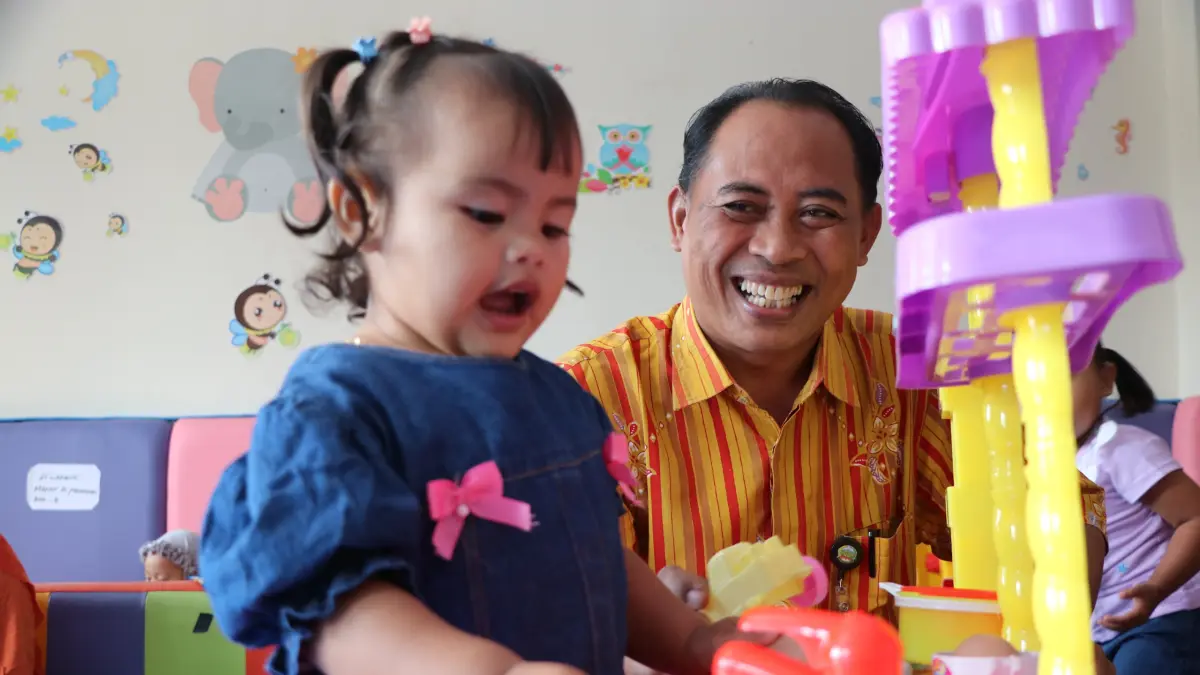 Kepala Desa Sokawera, Mukhayat saat melihat kondisi pelatihan stimulasi dini pada anak-anak di desanya. (DOK Tanoto Foundation)
