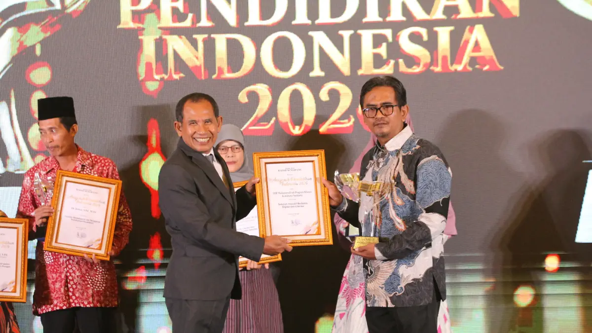 Kepala SMP Muhammadiyah Program Khusus (PK) Kottabarat Surakarta Muhdiyatmoko, M.Pd.saat menerima penghargaan dari Direktur Jawa Pos Radar Semarang H. Baehaqi. (BASKORO SEPTIADI/JAWA POS RADAR SEMARANG)