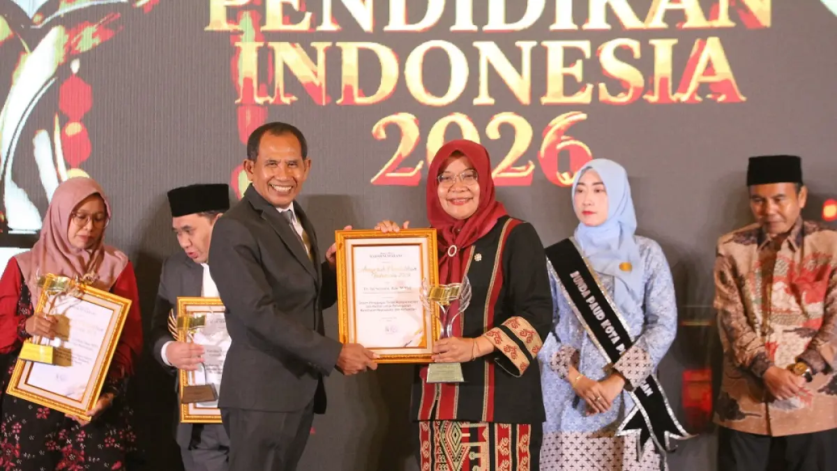 Ketua Prodi Kebidanan Pascasarjana Poltekkes Kemenkes Semarang Dr. Sri Sumarni, Bdn. M.Mid. saat menerima piala dan piagam dari Direktur Jawa Pos Radar Semarang H. Baehaqi. (BASKORO SEPTIADI/JAWA POS RADAR SEMARANG)