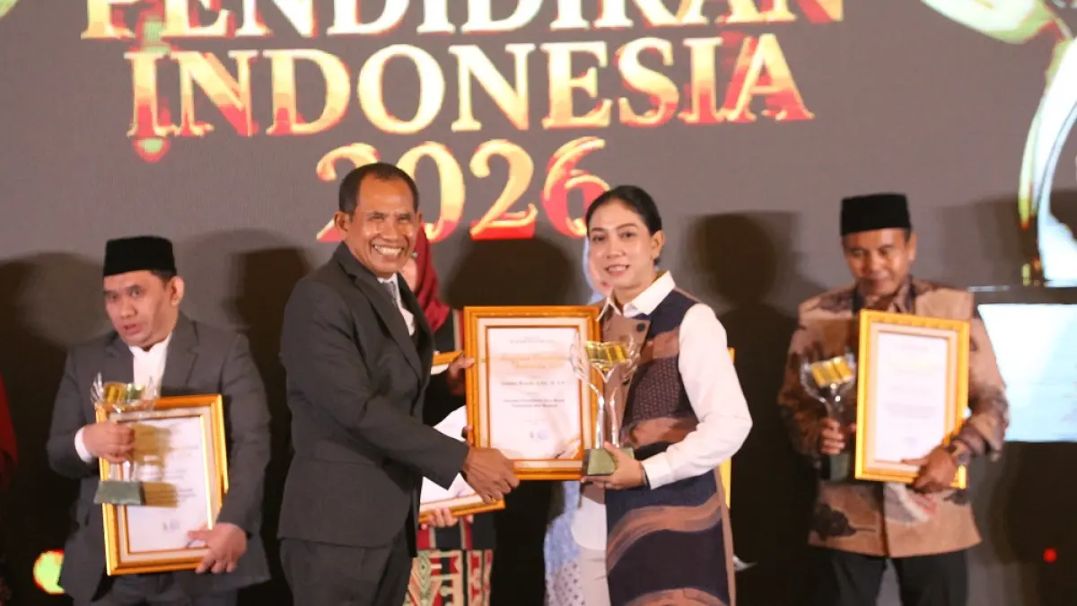 Penelaah Teknis Kebijakan Direktorat Film, Musik, dan Media Kemenbud RI Irniatie Wanda, S.Pd., M.A.P saat menerima piala dan piagam dari Direktur Jawa Pos Radar Semarang H. Baehaqi. (BASKORO SEPTIADI/JAWA POS RADAR SEMARANG)

&nbsp;