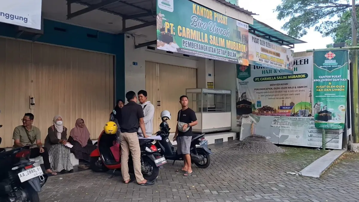 Sejumlah calon jamaah yang gagal berangkat umroh mendatangi kantor biro perjalanan Carmilla Salim Mubarok di Jalan Pahlawan, Desa Giyanti, Kecamatan Temanggung, Rabu (3/6/2026) sore. DEVI KHOFIFATUR RIZQI/ JAWA POS RADAR SEMARANG