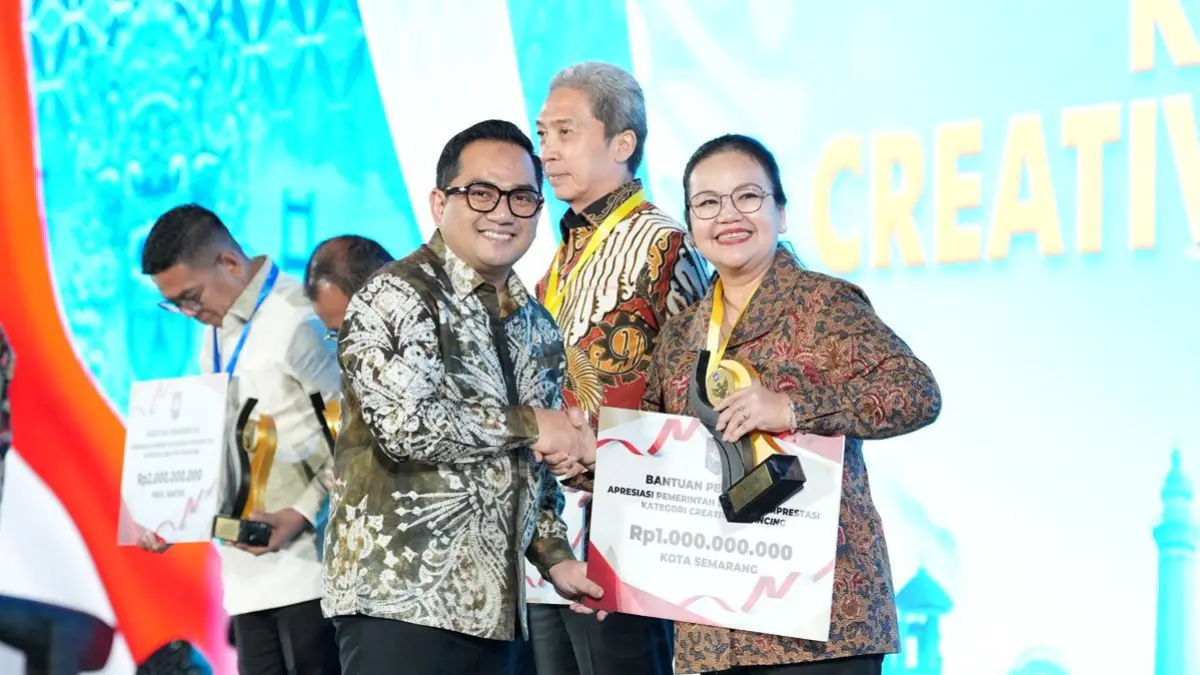 Komitmen Wali Kota Semarang, Agustina Wilujeng dalam menghadirkan pembangunan yang kreatif, berkelanjutan, dan berdampak nyata bagi masyarakat kembali mendapat pengakuan dari pemerintah pusat. Dalam ajang Apresiasi Pemerintah Daerah Berprestasi Tahun 2026 Regional Jawa-Bali yang diselenggarakan Kementerian Dalam Negeri RI di Yogyakarta, Kamis (4/6), Kota Semarang meraih Penghargaan Terbaik III Kategori Creative Financing tingkat kota.