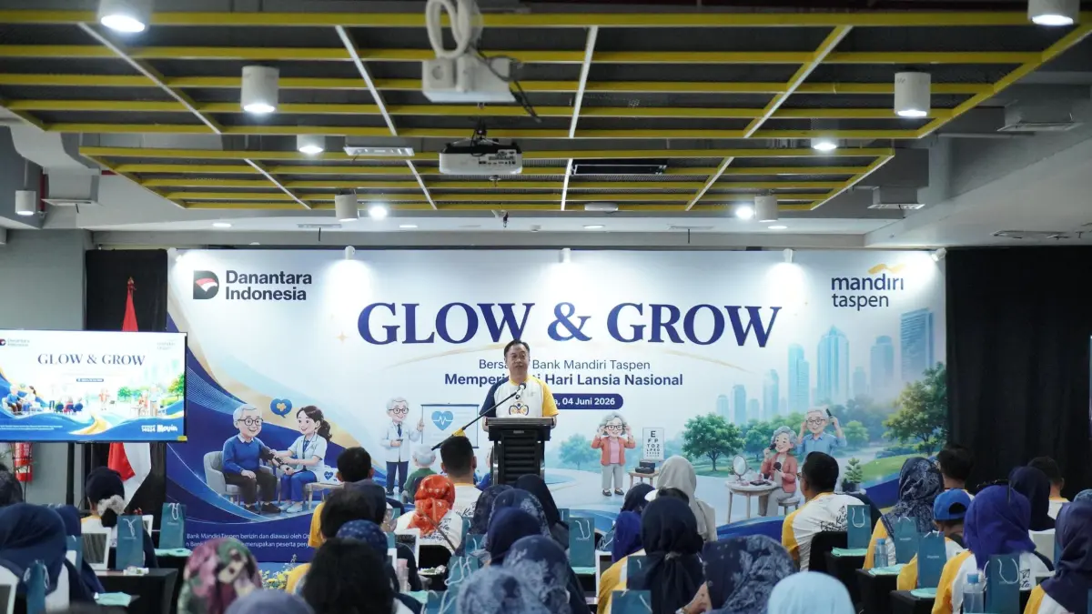 Direktur Utama Bank Mandiri Taspen memberikan sambutan pada kegiatan Glow & Grow dalam rangka memperingati Hari Lanjut Usia Nasional 2026 di Jakarta, Kamis (4/6/2026). Kegiatan ini merupakan bentuk komitmen Bank Mandiri Taspen dalam mendukung kesejahteraan lansia melalui edukasi kesehatan, pemberdayaan, dan peningkatan kualitas hidup agar tetap sehat, aktif, dan produktif.