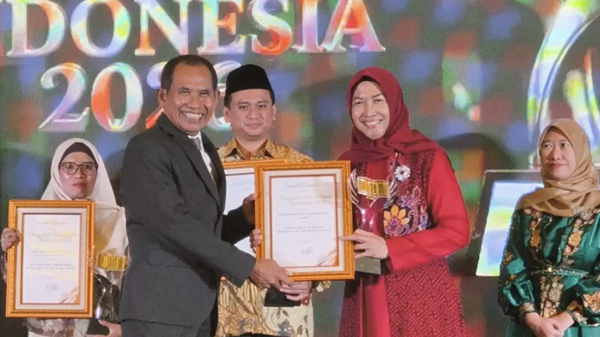 Direktur Jawa Pos Radar Semarang, Baihaqi menyerahkan sertifikat Anugerah Pendidikan Indonesia pada Ketua Yayasan Pendidikan Pondok Pesantren Sabilurrasyad Kendal, dr. Hj. Susmeiati, Sp.DVE, Jumat (22/5/2026).