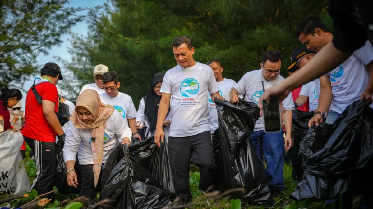 Gubernur Jateng, Ahmad Lutfi bersama insan PLN turut melaksanakan pembersihan pantai dan penanaman mangrove di Pantai Tirang semarang (6/6)