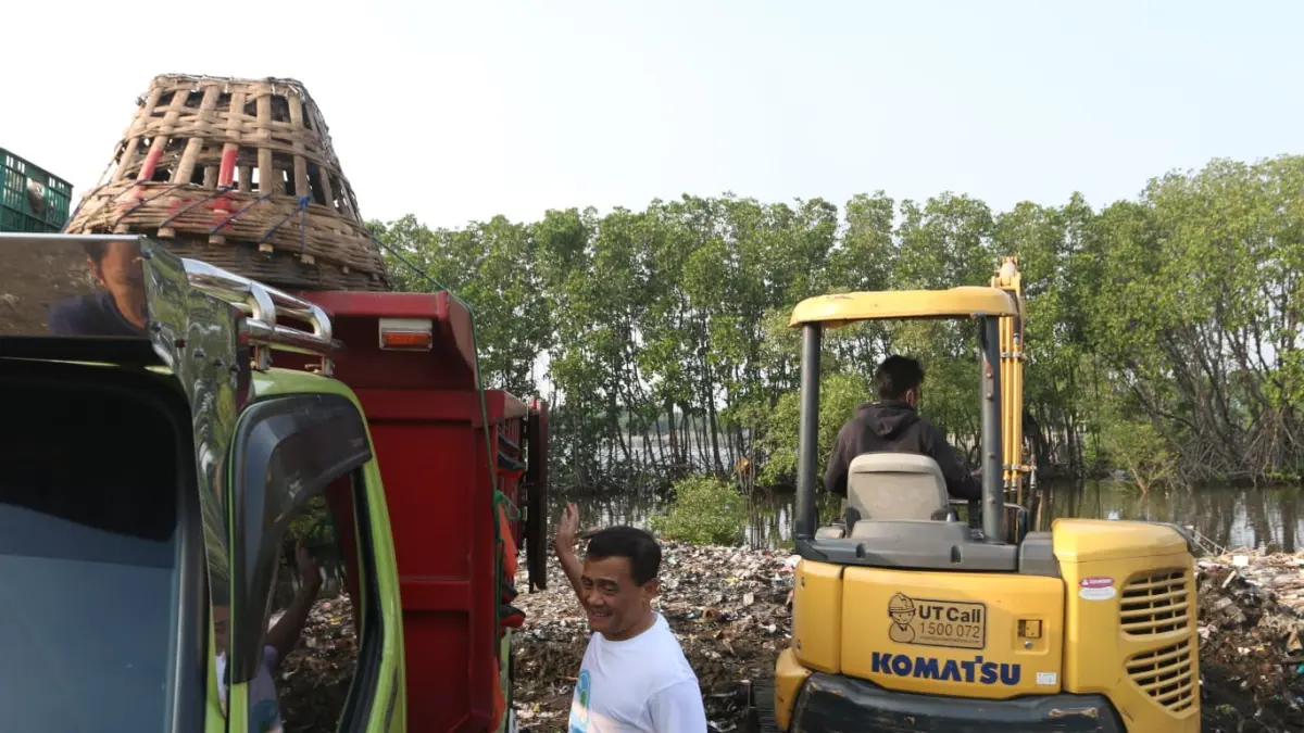 Gubernur Jawa Tengah Ahmad Luthfi dalam peringatan Hari Lingkungan Hidup Sedunia 2026 di Pantai Tirang, Kota Semarang, Sabtu (6/6/2026).