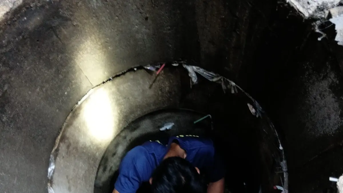 Petugas yang turun ke dalam sumur
