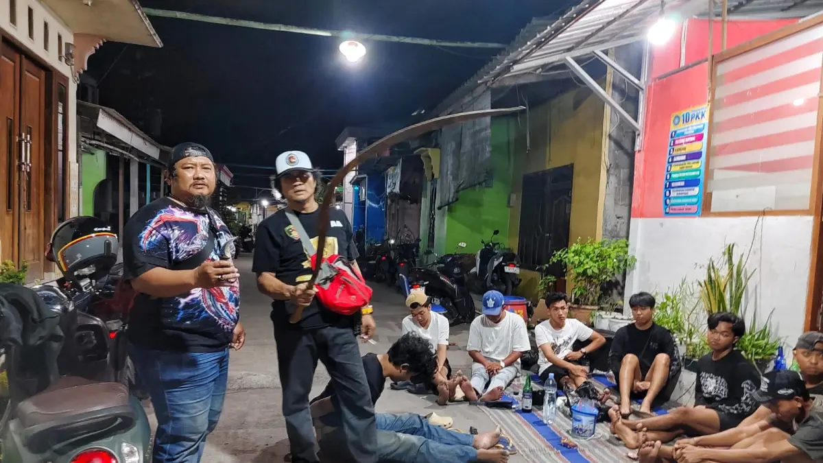 Anggota Reskrim Polsek Semarang Utara menunjukkan senjata tajam dari satu orang yang tengah pesta miras 