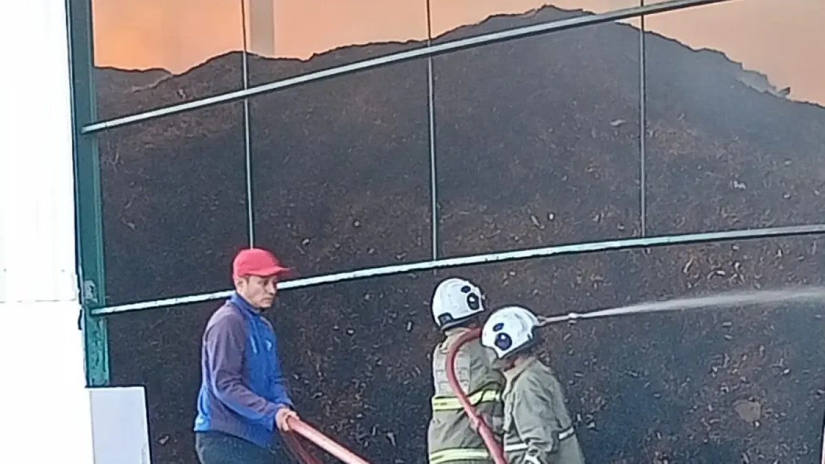 Petugas damkar masih melakukan proses pemadaman api di kebakaran PT Setia Indo Putra, kawasan Industri Candi Kecamatan Ngaliyan 