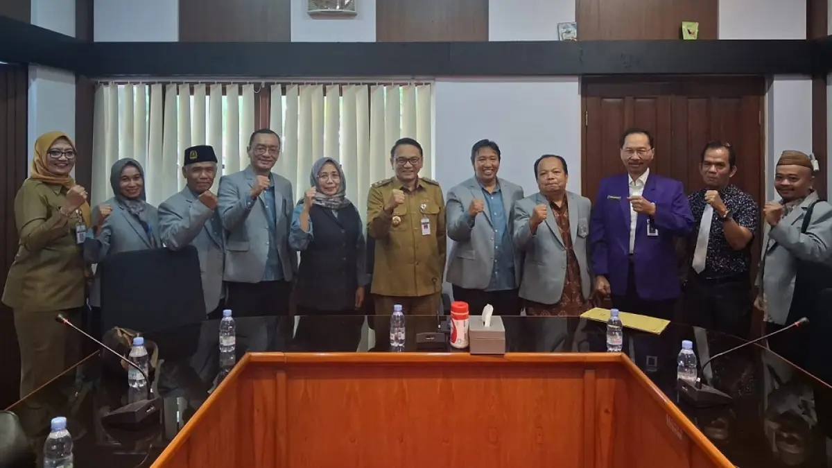 Plt Bupati Pati Risma Ardhi Chandra dan Program Pascasarjana Universitas Muria Kudus (UMK) menjalin kerja sama program pengembangan kompetensi bagi sekitar 14.000 Aparatur Sipil Negara (ASN) dan Pegawai Pemerintah dengan Perjanjian Kerja (PPPK) di lingkungan Pemerintah Kabupaten Pati, Senin (8/6/2026). 