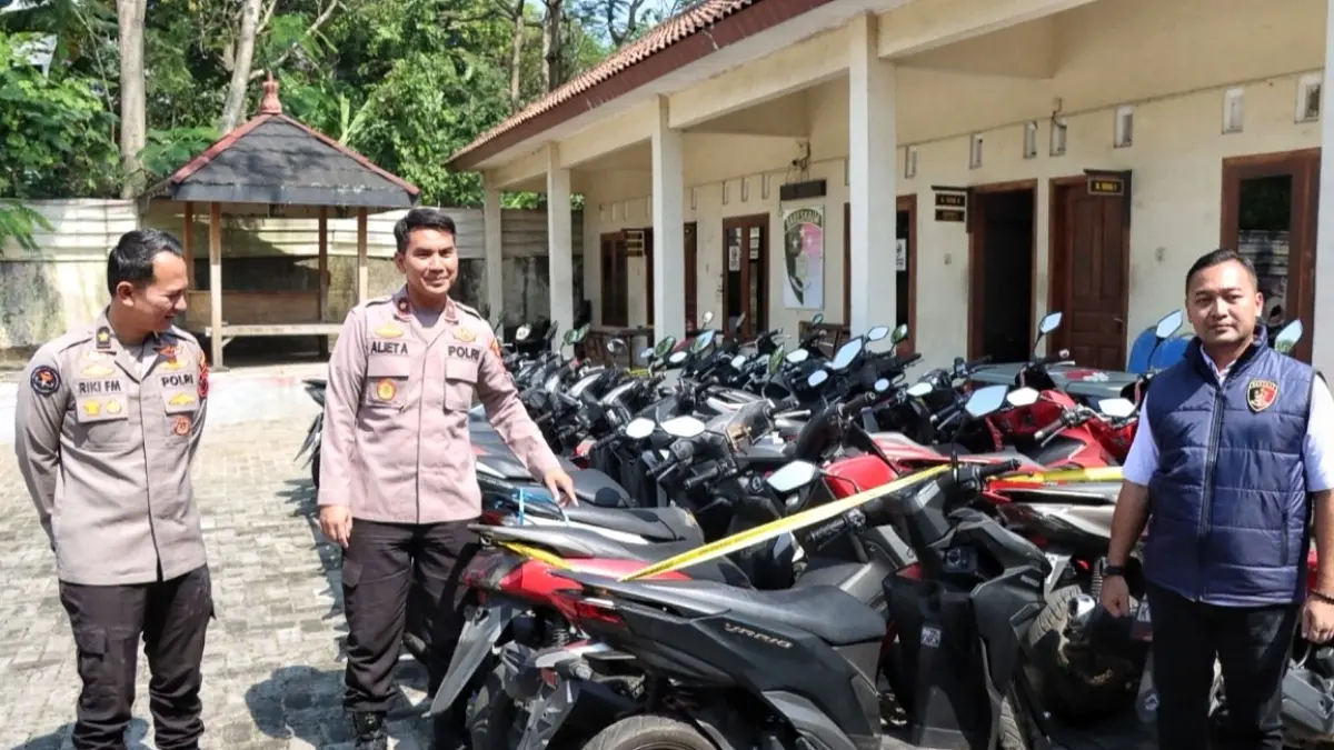 Berbagai barang bukti yang diamankan oleh kepolisian dari tersangka kasus gadai motor 
