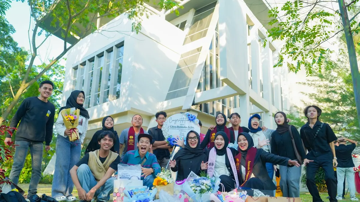 Mahasiswa Unnes melakukan selebrasi kelulusan.