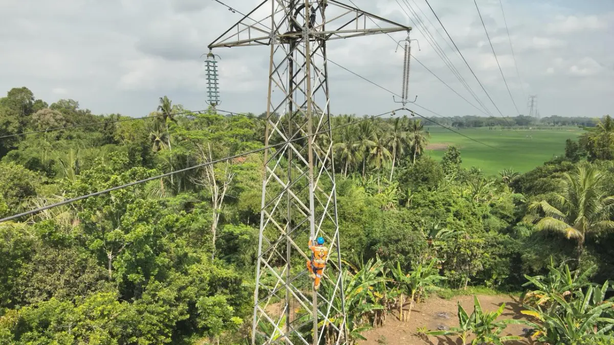 PEMERIKSAAN : Tim Pasukan Dalam Keadaan Bertegangan (PDKB) PT PLN (Persero) Unit Pelaksana Transmisi (UPT) Salatiga melaksanakan climb up inspection.